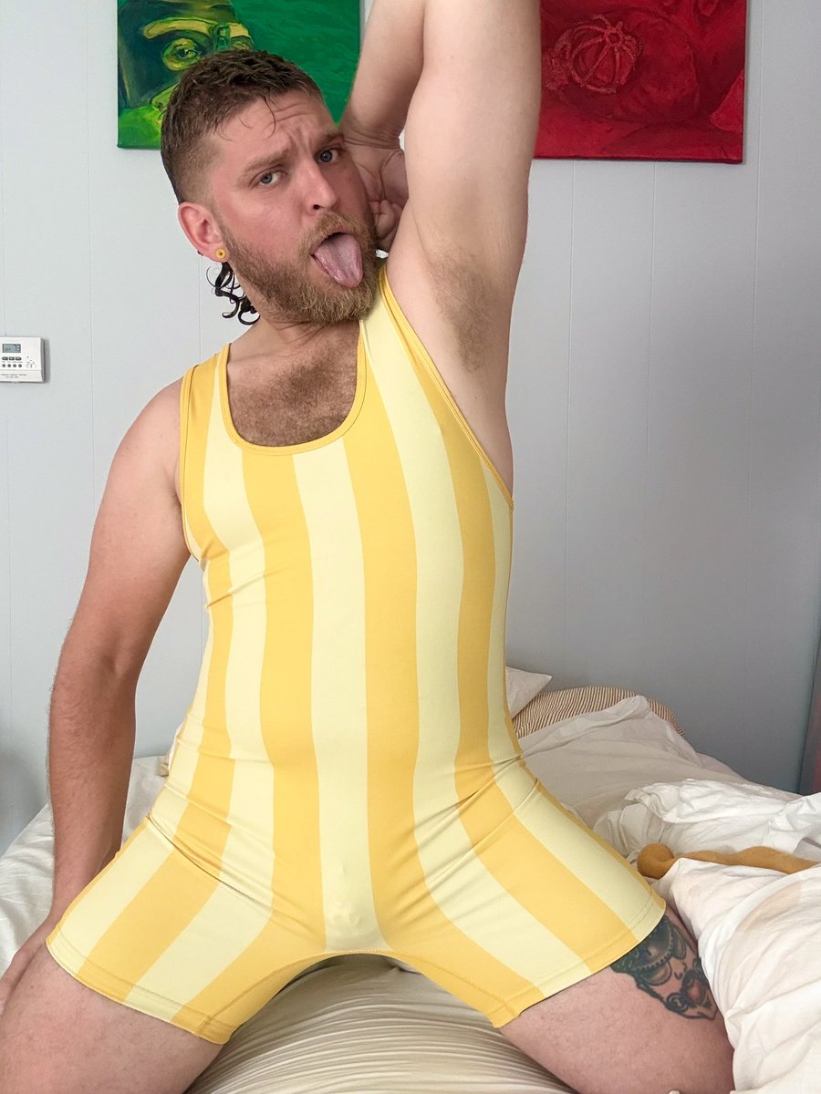 thiccnuseless's tweet photo. I’ve been told I’ve got a dumb face and I smell good https://t.co/vRillq62xy