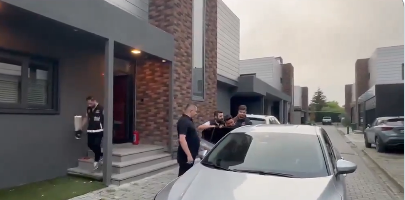 GizliOperasy0n's tweet photo. Evinin değeri 100 Milyon TL.
Arabası 30 Milyon TL.
Yotube, Kanal geliri aylık 3-4 Milyon TL

Yazık garibim araba babasının üzerine kayıtlıymış, evi home ofismiş, Kimin üzerinde olduğunu söylememiş.
Aylık geliri 150 Bin TL imiş. https://t.co/36t9GSZnRR
