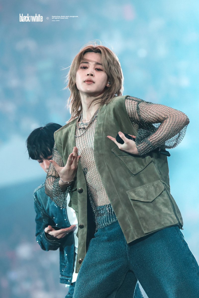 serendipityR99's tweet photo. به نظرم لباس رویی اضافه‌ست...🙄
@BTS_twt https://t.co/DdGGcnvteE
