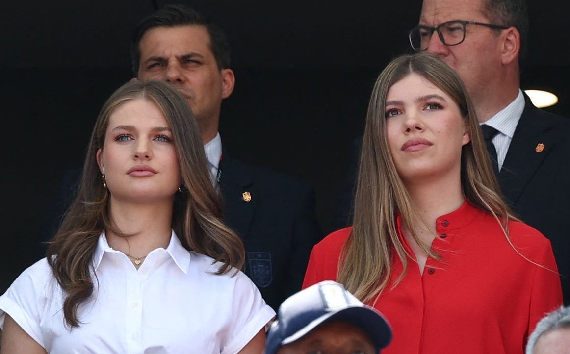 Josemn1_'s tweet photo. La princesa Leonor y la infanta Sofía disfrutan del Mundial de 2026 alejadas de los Reyes de España por cuestiones de seguridad. A diferencia de Don Felipe y Doña Letizia, las dos hermanas no se encuentran en el palco de honor blindado, una zona especialmente protegida que cuenta con estructuras y cristales de protección balística diseñados para ofrecer una mayor seguridad a las autoridades y personalidades presentes en el estadio | Imagen: GettyImages.