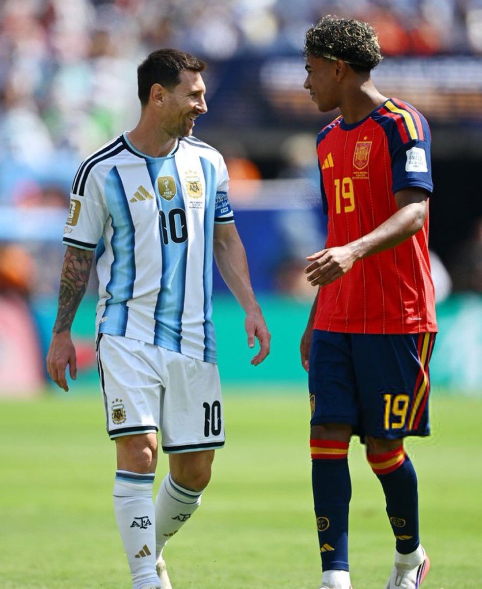 CrewsMat10's tweet photo. Lionel Messi having a word with lamine yamal during the game. 🤩🐐 https://t.co/7YD0bykbvF
