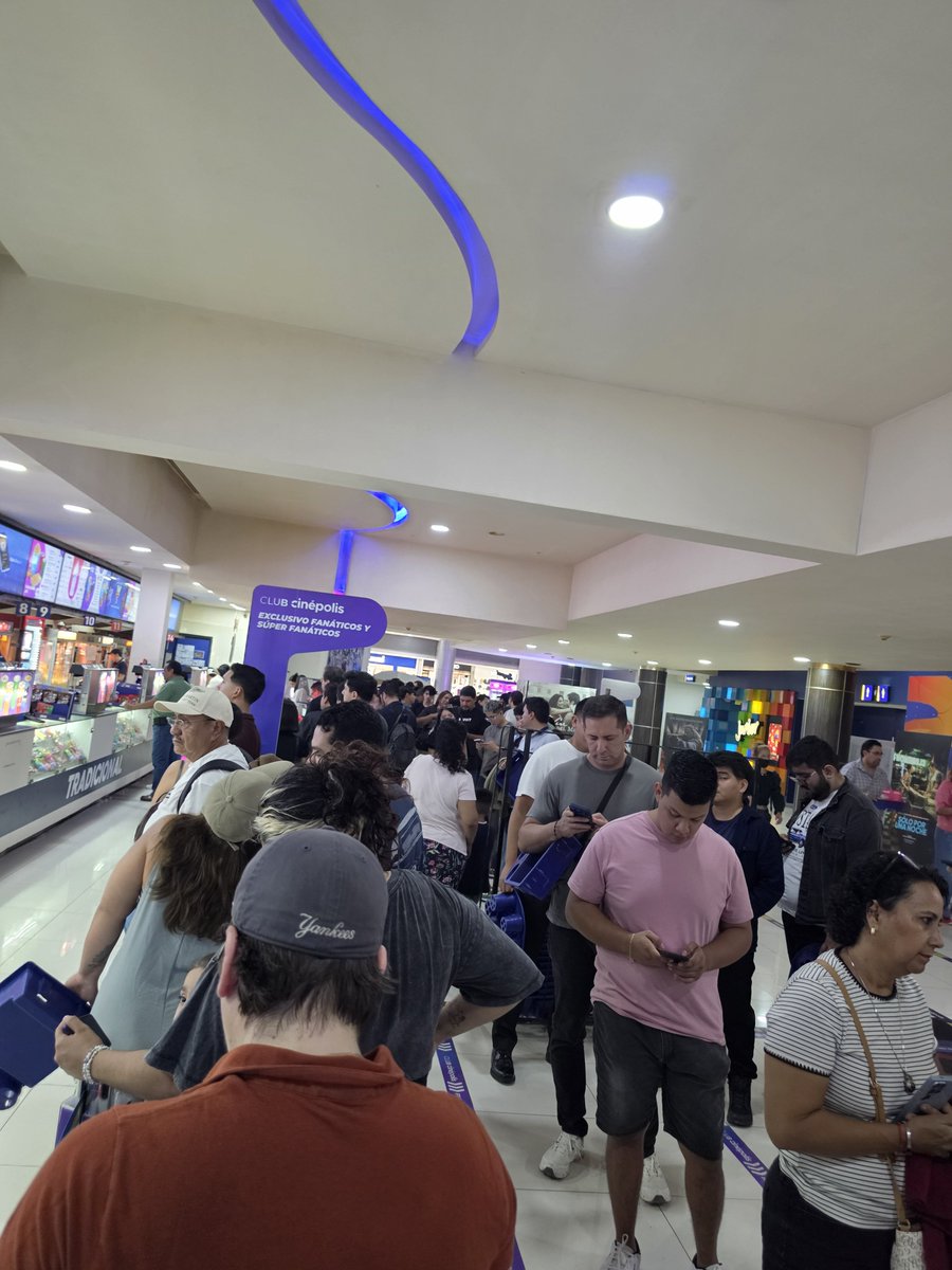 Tavoga189's tweet photo. @AyudaCinepolis  @Cinepolis  más de media hora en la fila super fanático de galerías Monterrey y solo 3 personas atendiendo todas las filas y las de Didi y Uber saben que está la final y el estreno de la odisea qué pasó? https://t.co/lCigCoHsU1
