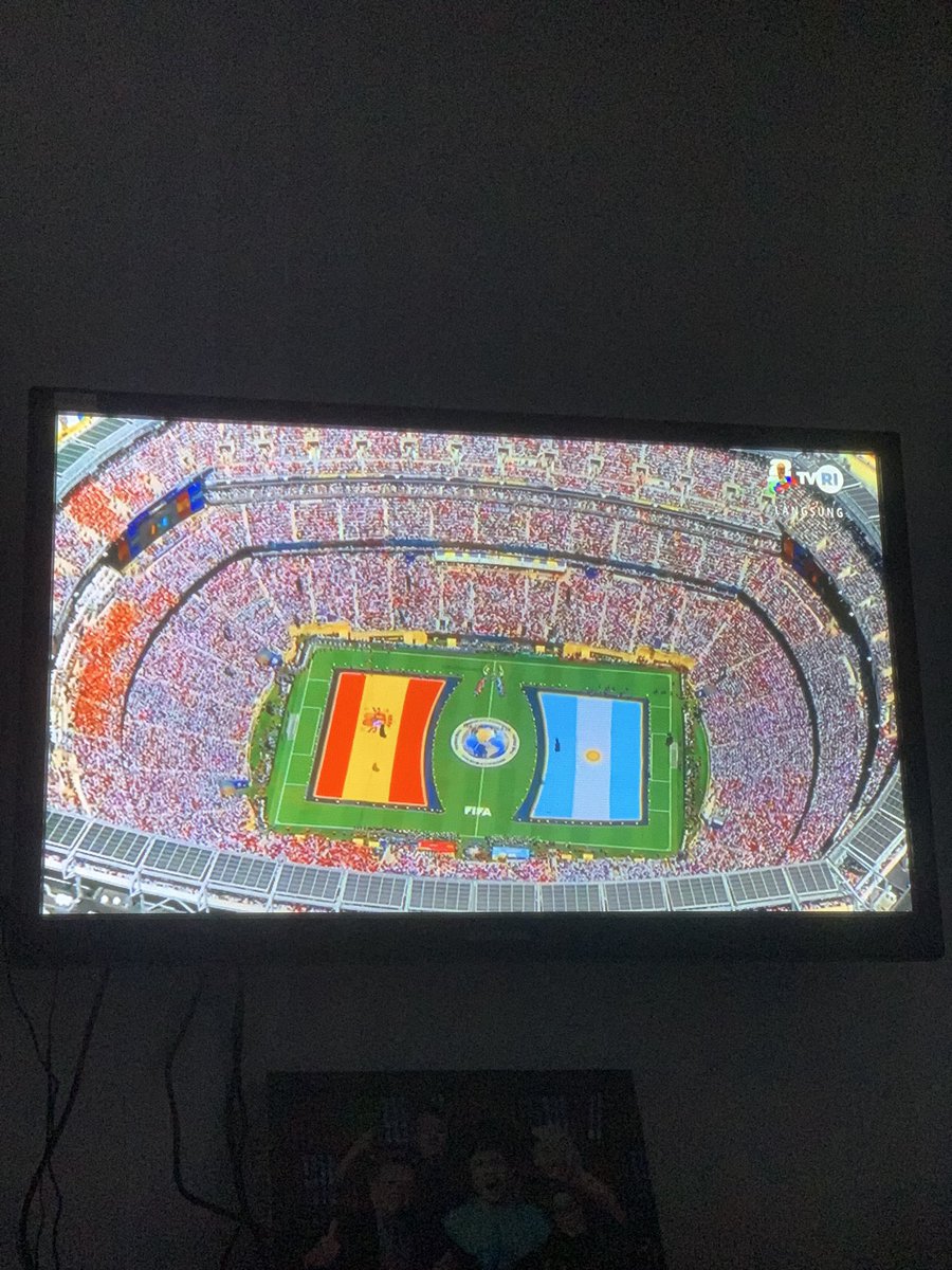 wimpitito's tweet photo. Nobar #FIFAWorldCup Final bareng bokap, di Final kali ini sih ga ada yang gw jagoin, gw menikmati sebagai fans Netral aja. Tapi bokap di Final kali ini jagoin Argentina. Ada yang nobar bareng bokap juga ga ? https://t.co/AjfuWWDBkd