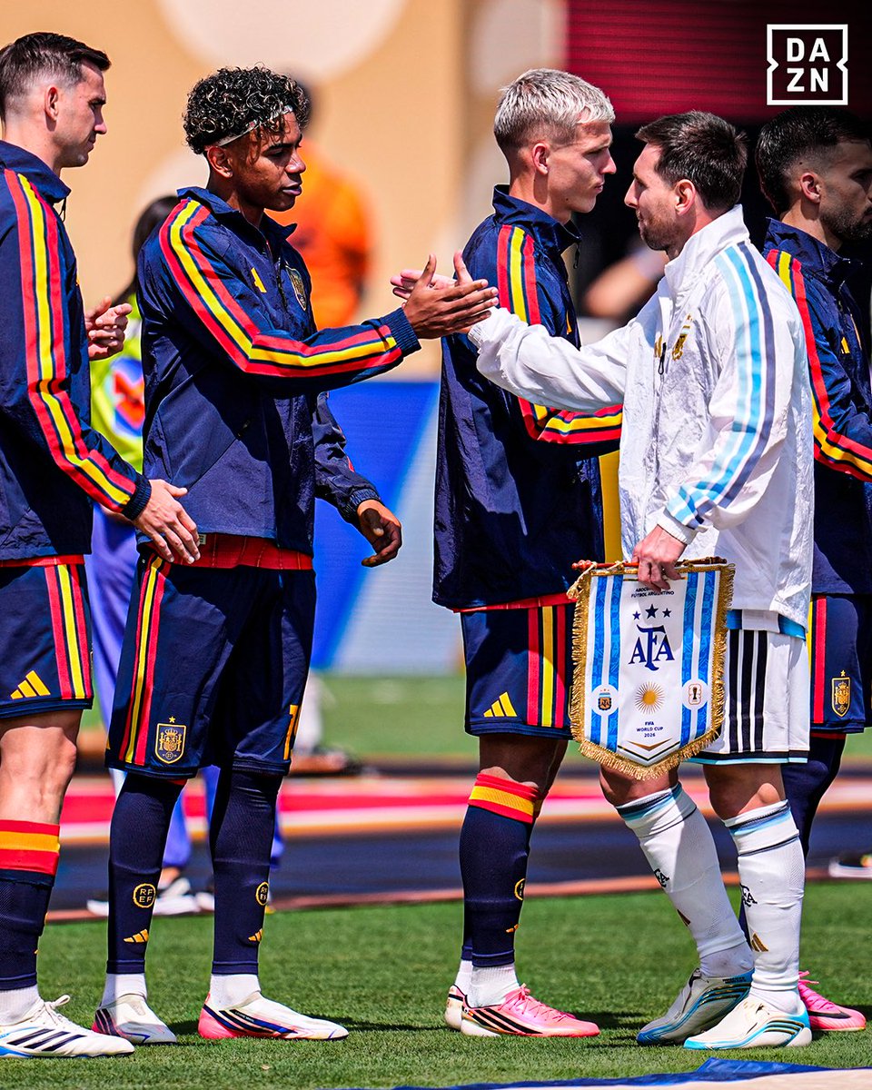 DAZNFutbol's tweet photo. DEFINE AURA 🌟

🇪🇸 Lamine Yamal 🫂 Leo Messi  🇦🇷

#DAZNMundial #FIFAWorldCup https://t.co/s6KFm41Ka6