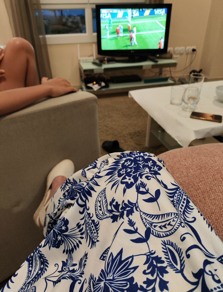 bleumort's tweet photo. Estoy viendo el partido en un salón con 7 españoles.
No puedo alentar ni naaaaa https://t.co/un1HeZ04ep