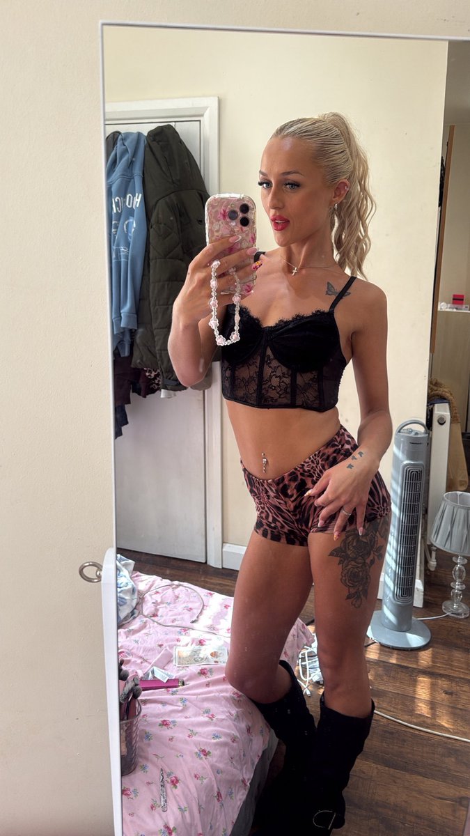 Goddesskarlynew's tweet photo. £100 send would be perfect right now, let’s end my weekend correctly 
Get it sent 

Findom https://t.co/E43Y7Ly3Nj