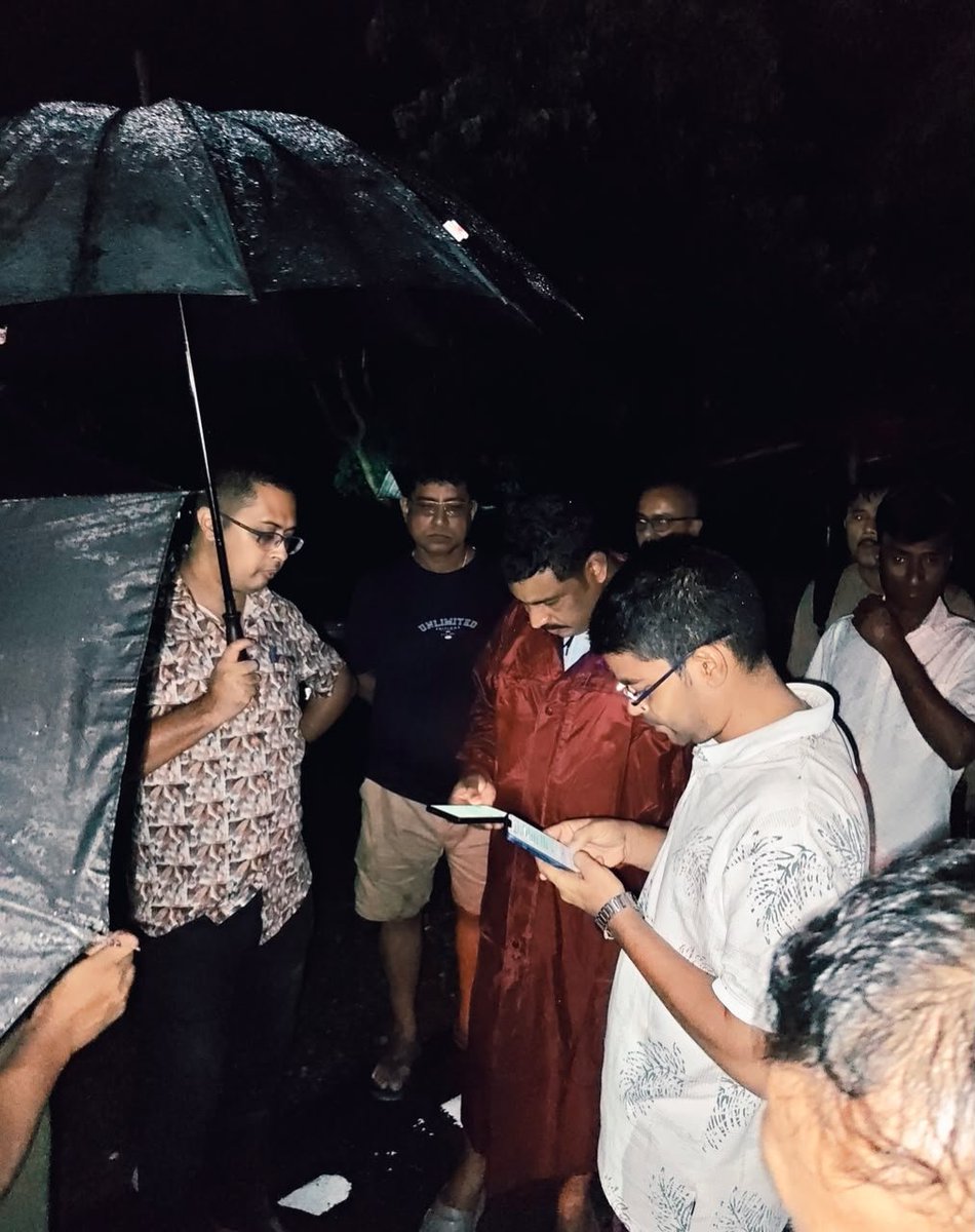 DhirajGowala's tweet photo. নেৰানেপেৰা বৰষুণ, উজাই অহা পানীৰ ফলত তিতাবৰ বিধানসভা সমষ্টিৰ বিভিন্ন অঞ্চলত সৃষ্টি হোৱা বান পৰিস্থিতিৰ ফলত ক্ষতিগ্ৰস্ত ৰাইজৰ খবৰ ল'বলৈ আজি তিতাবৰৰ সম-জিলা আয়ুক্ত শ্রী প্ৰীতম কুমাৰ দাস ডাঙৰীয়াৰ সৈতে বৰহোলা, খৰিকটীয়া, লেটুকুজান অঞ্চলৰ আশ্ৰয় শিবিৰসমূহ পৰিদৰ্শন কৰোঁ। https://t.co/dvNEboGOn5