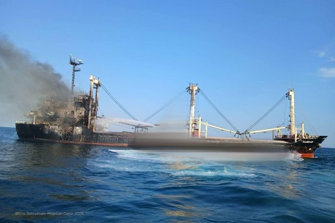 AdelinaSfishta's tweet photo. Rusya Türk kargo gemisine saldırdı...
Beş kişi öldü...
Ruslar, sivil kargo gemisi GOLDEN LEO'ya üç adet Kh-59/Kh-69 füzesiyle saldırdı.
Gemi ağır hasar aldı, batabilir...