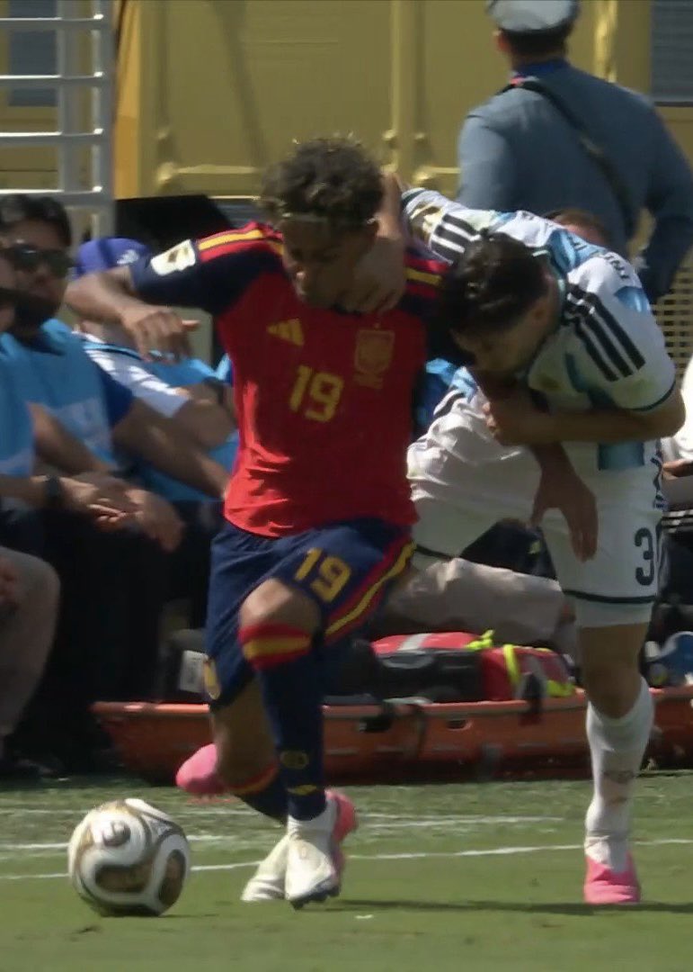 HaterReport's tweet photo. This tackle on Lamine Yamal might even be a penalty in the NFL 😭 https://t.co/OGbHiIDdN7
