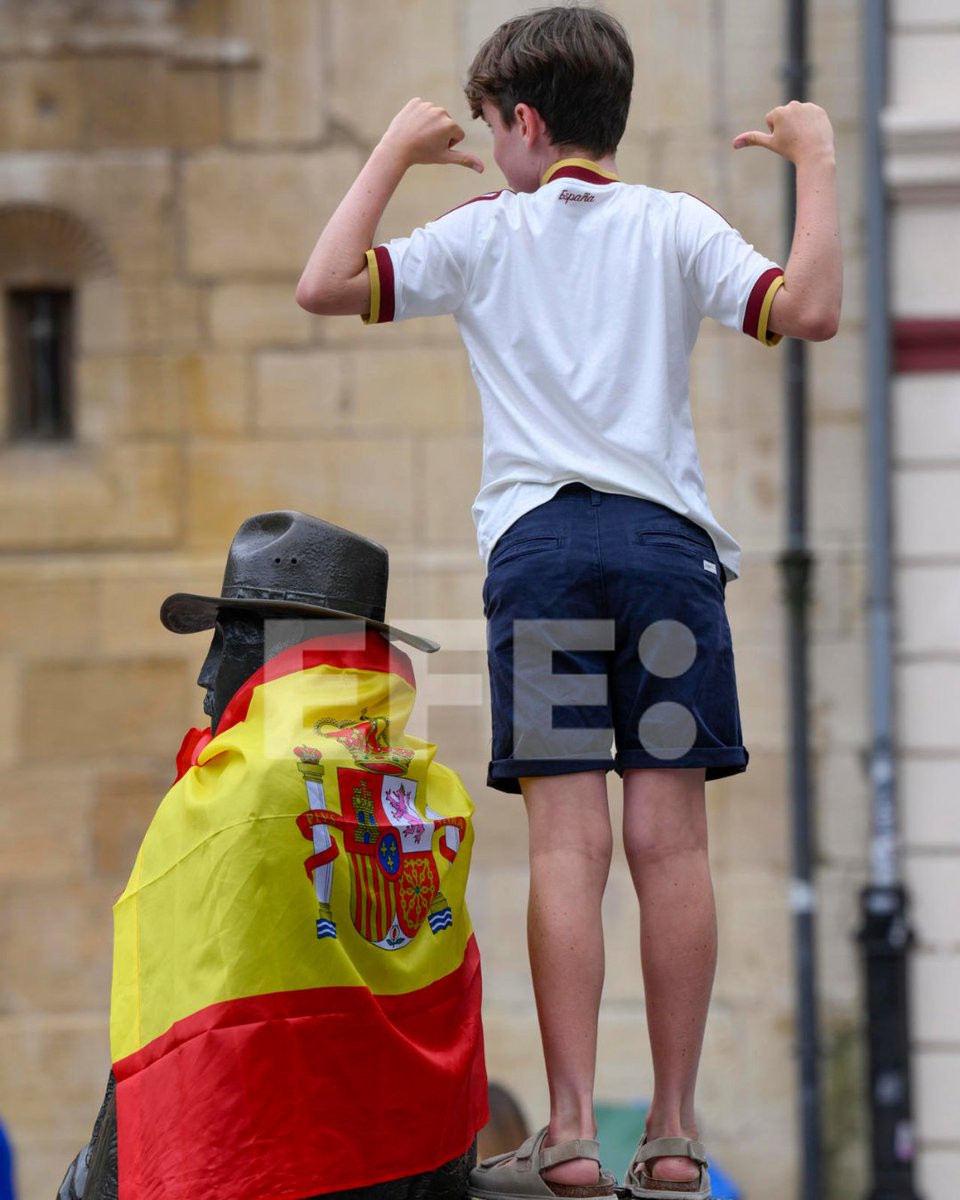 tunota_com's tweet photo. 🇪🇸⚽ ¡LA AFICIÓN ESPAÑOLA RESPONDE EN GRANDE DESDE ASTURIAS! 🏟️✨

🎉El corazón de Oviedo se tiñe por completo de rojo y amarillo.

⚽Una multitud de aficionados se concentra en la Plaza de la Catedral para seguir en directo la gran final de la Copa del Mundo ante Argentina.

Fotos: EFE 

👉 No te pierdas ningún detalle de nuestra cobertura especial minuto a minuto: https://t.co/1OTP7llBST
