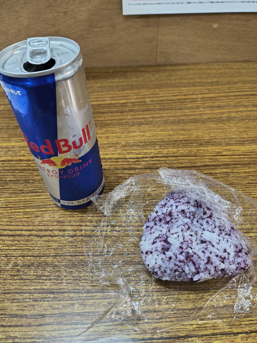 thealfee691's tweet photo. 7/15のお昼は珍しくひとりだったからフードコートで天ざる〜✨
エビ、イカ、舞茸、とり天、レンコン、ナスで￥1110😄

あとの３枚はおやつ代わりのおにぎり＆エナドリ😆
真ん中のはゆかりおにぎりを家で握ってきた https://t.co/6bpOLRjRKN