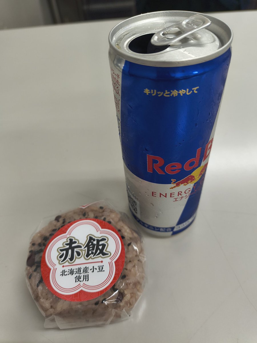 thealfee691's tweet photo. 7/15のお昼は珍しくひとりだったからフードコートで天ざる〜✨
エビ、イカ、舞茸、とり天、レンコン、ナスで￥1110😄

あとの３枚はおやつ代わりのおにぎり＆エナドリ😆
真ん中のはゆかりおにぎりを家で握ってきた https://t.co/6bpOLRjRKN