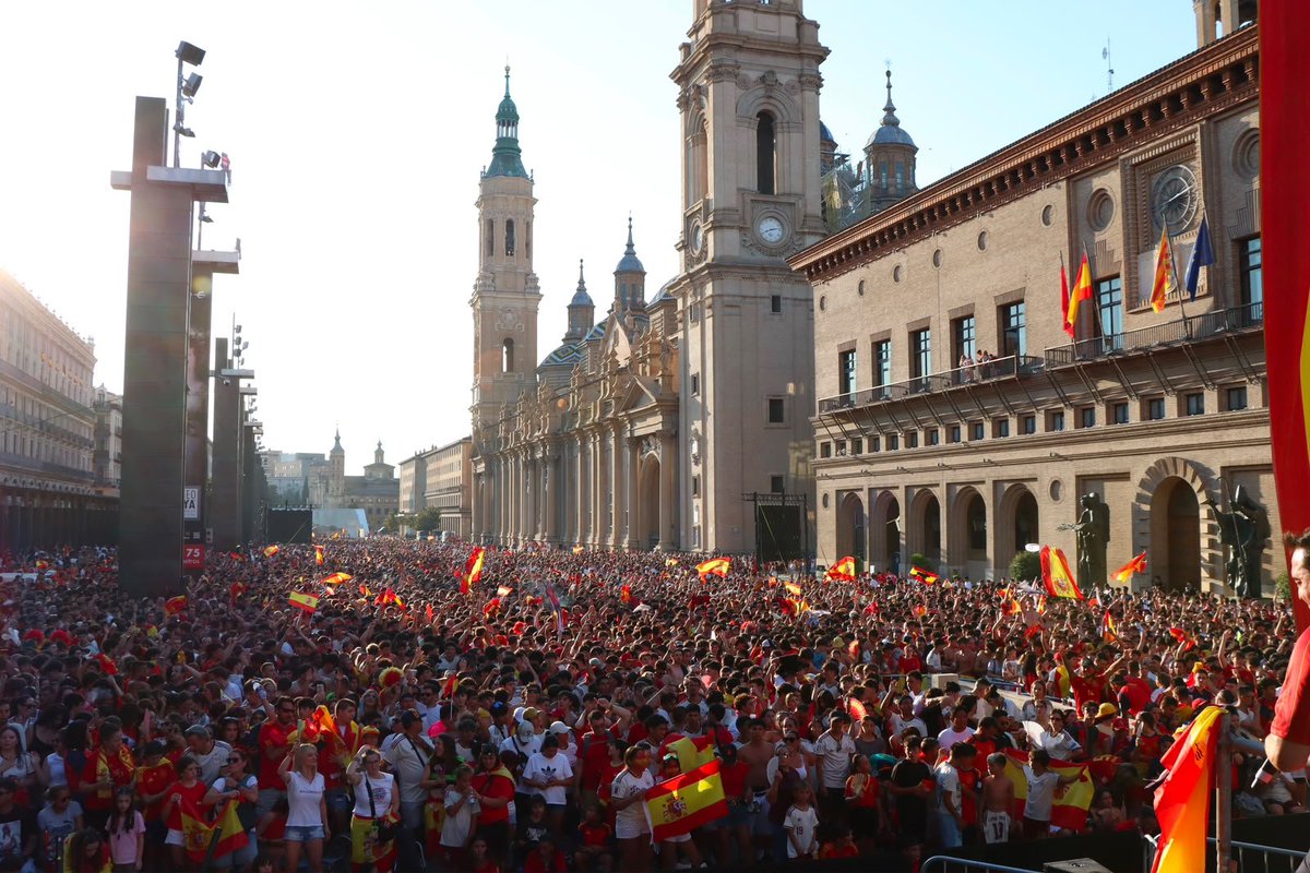 zaragoza_es's tweet photo. Más de 32.000 personas se han congregado esta tarde en la plaza del Pilar de Zaragoza para vivir la final del Mundial y animar a la selección española de fútbol.
Vamos!!! ⚽🇪🇸🇪🇸🇪🇸 https://t.co/4fpnEHtR7U