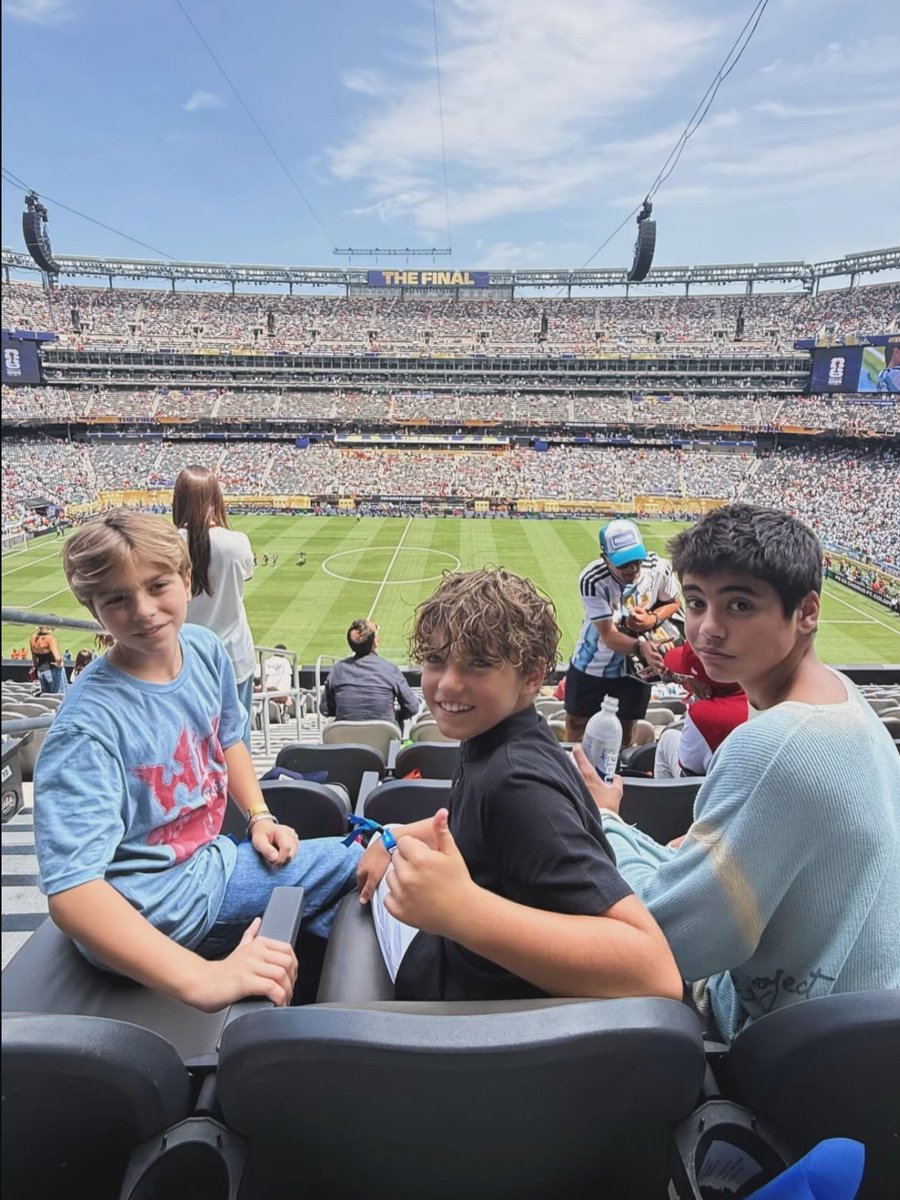 ShakiraPDBrasil's tweet photo. 📸 Sasha e Milan assistindo a final entre Espanha e Argentina, esperando o halftime de Shakira.

#Shakira #ESPXARG #worldcup https://t.co/nOdrRB2IsX