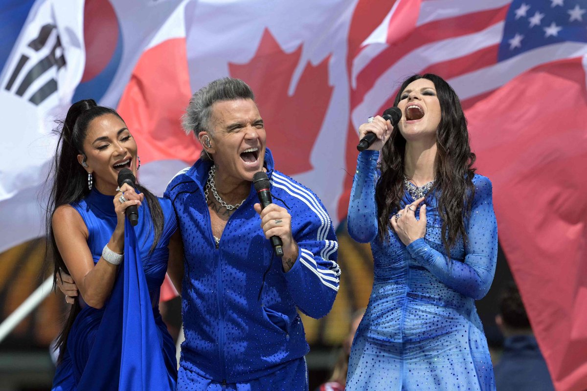 Agenzia_Ansa's tweet photo. MONDIALI I Laura Pausini canta in spagnolo nello stadio di New York prima della finale Spagna Argentina con Nicole Scherzinger  e Robbie Williams FOTO #ANSA https://t.co/78licjg3ij https://t.co/IxBtngZTtv