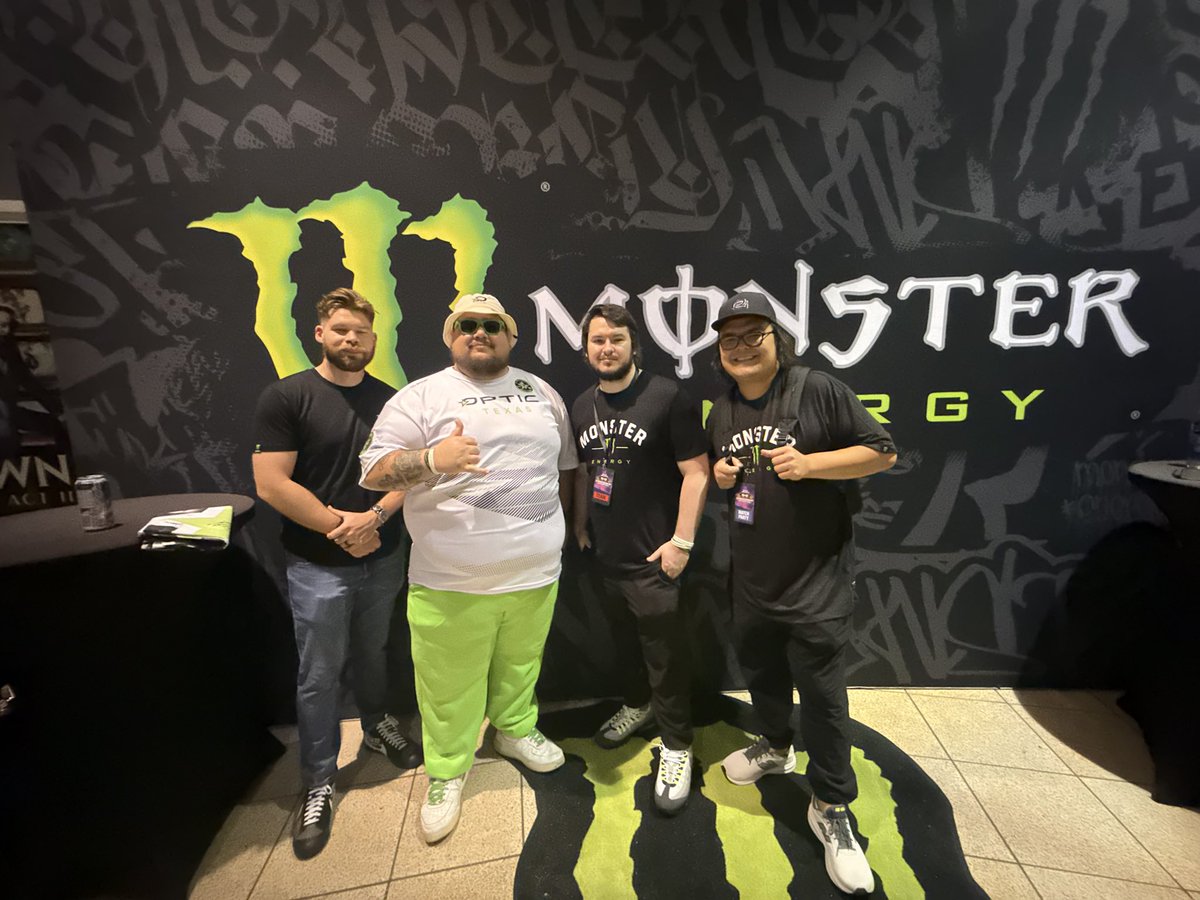 OGxBuddha76's tweet photo. S/O to the boys for taking the time to come out for the fans! @FormaL @DKarma @Crimsix bummed I couldn’t complete the dynasty on the flag, but it was rad regardless! El Clásico 🔜@OpTic #OpTic #GreenWall https://t.co/XMhT44Zouv