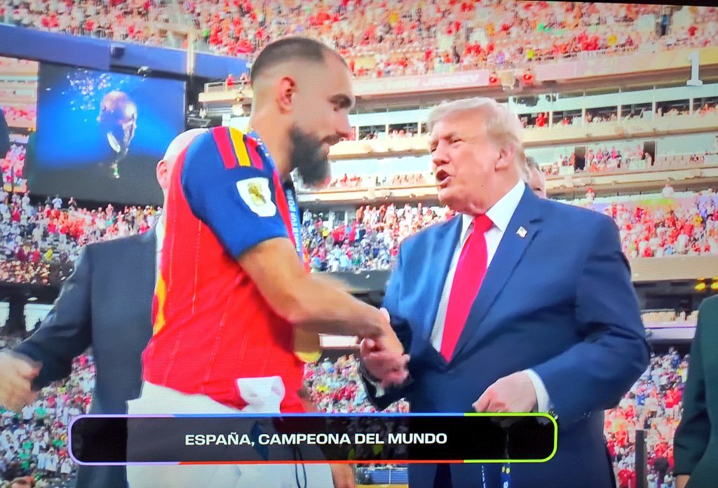 Barrio_Tuetano's tweet photo. Borja Iglesias casi ni toca al Risketo.
Ha sido difícil captar la imagen
#MundialRtve https://t.co/FpsjARFwxT