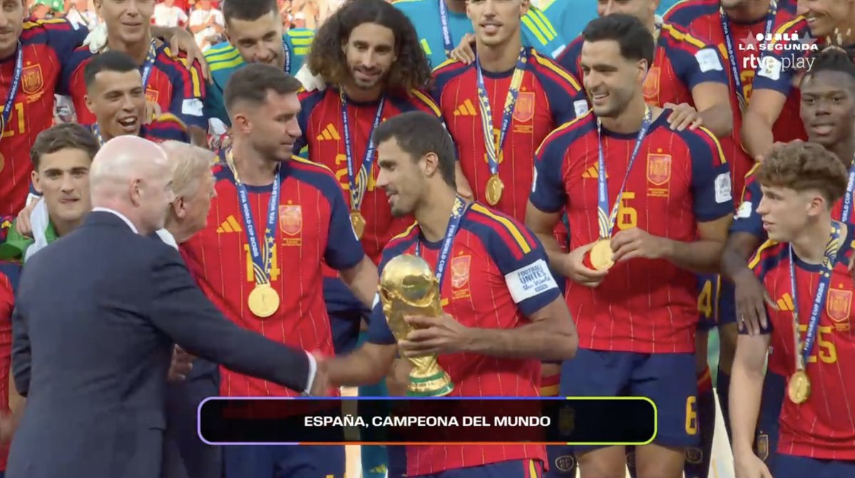 electo_mania's tweet photo. Donald Trump 🇺🇸 entrega la Copa del Mundo 🏆 a España 🇪🇸 en una imagen para la historia.

🔴 La Roja levanta su segunda estrella tras imponerse a Argentina 🇦🇷 y recibe el trofeo de manos del presidente estadounidense ante un estadio completamente entregado.

⭐ España ya es bicampeona del mundo 🇪🇸🔥

👇
https://t.co/KhTYWdV7pD #FIFAWorldCup