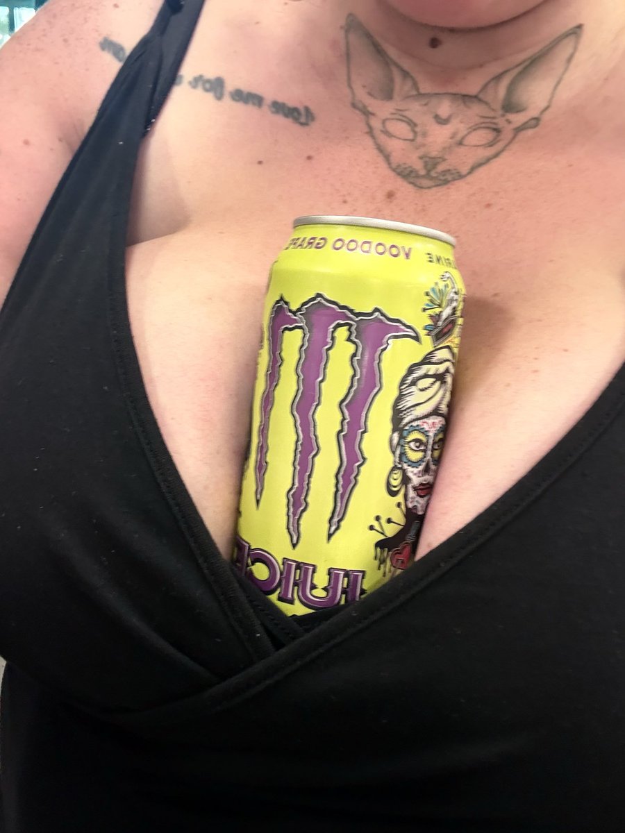 ElizabethCarad3's tweet photo. A monster and bewbs, the perfect combo 🤤 https://t.co/vrQtWYvF9z