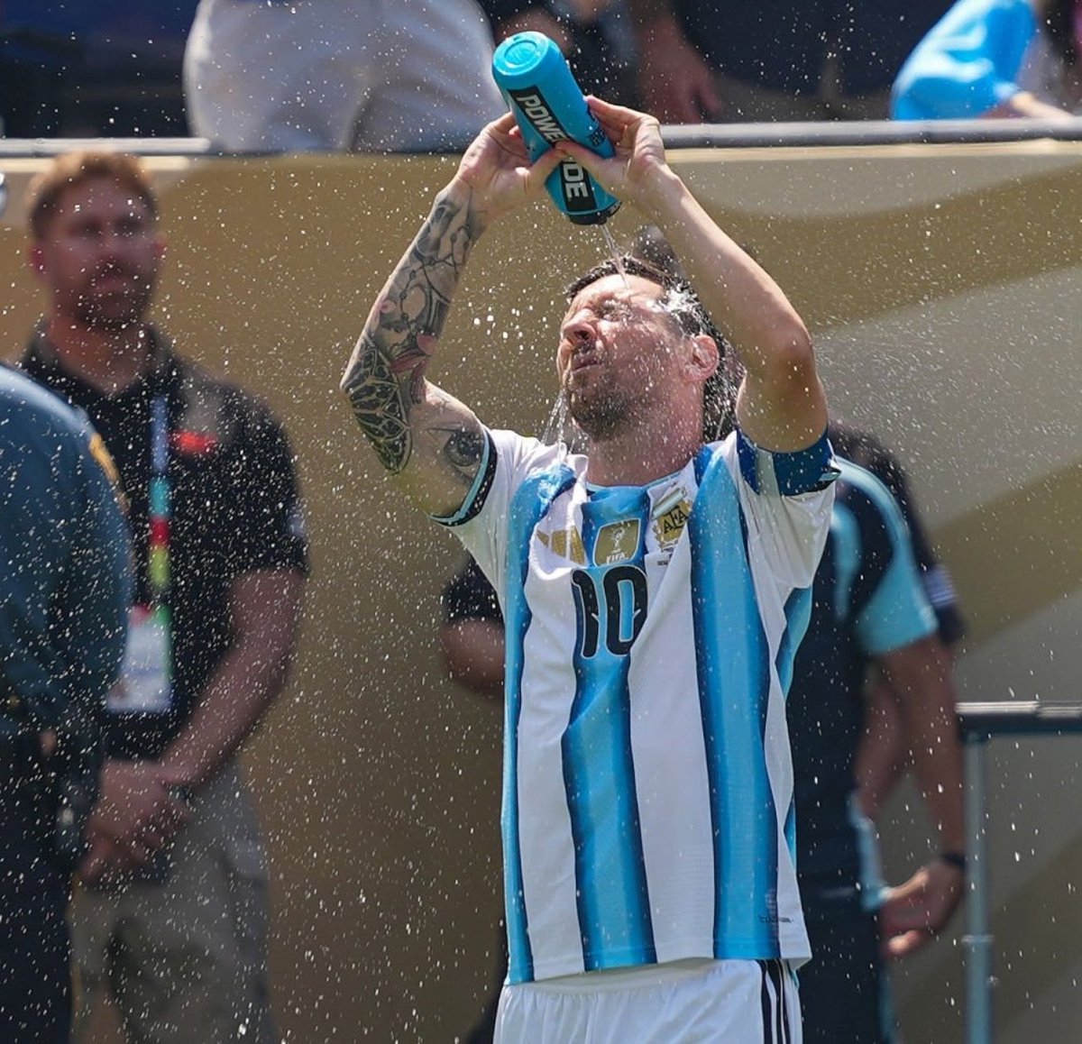 ddsleboy's tweet photo. @idextratime Tetap tegakkan kepalamu Goat Messi, ingat masih ada yg 0 pildun tapi koar2 seolah udh prnah juara pildun🔥🔥 https://t.co/1y7SIMp4M4