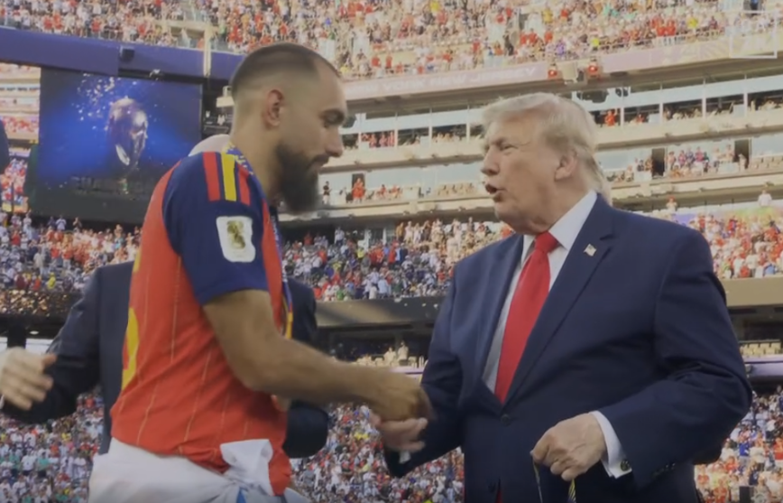 besoccer_ES's tweet photo. Borja Iglesias le da la mano a Donald Trump, aunque ni le mira ni le escucha https://t.co/anPpyTMHfY