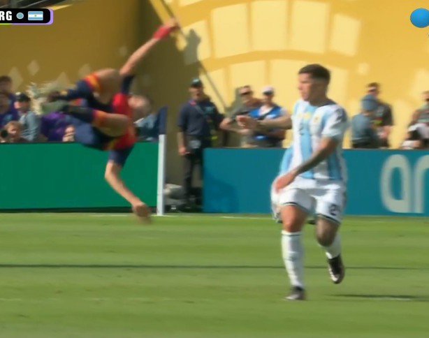 Mandrakealive's tweet photo. When Enzo Fernández got a red card. https://t.co/OMtC7cbmlE