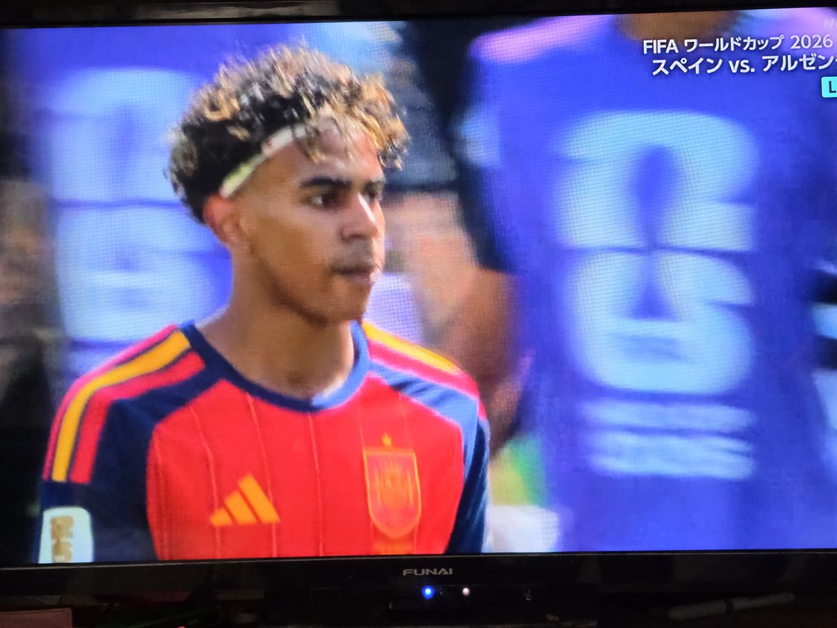 kudamon_shibuya's tweet photo. 0-0なのに、ここまで面白い。
ボールを握り、全員で崩し続けるスペイン。
アルゼンチンの守備は耐えながら、個の一撃を待っている。
チームワークのスペインか。
個のアルゼンチンか。
ハイドレーションブレイクで修正し、
ハーフタイムで次の一手を仕込む。
このワールドカップ決勝、後半の勝負は
「どちらが先に自分たちの哲学を貫けなくなるか」。
ハーフタイムショーより、この攻防から目が離せない。
#FIFAWorldCup
#サッカー決勝 
#ワールドカップ決勝
#スペイン応援
#アルゼンチン応援