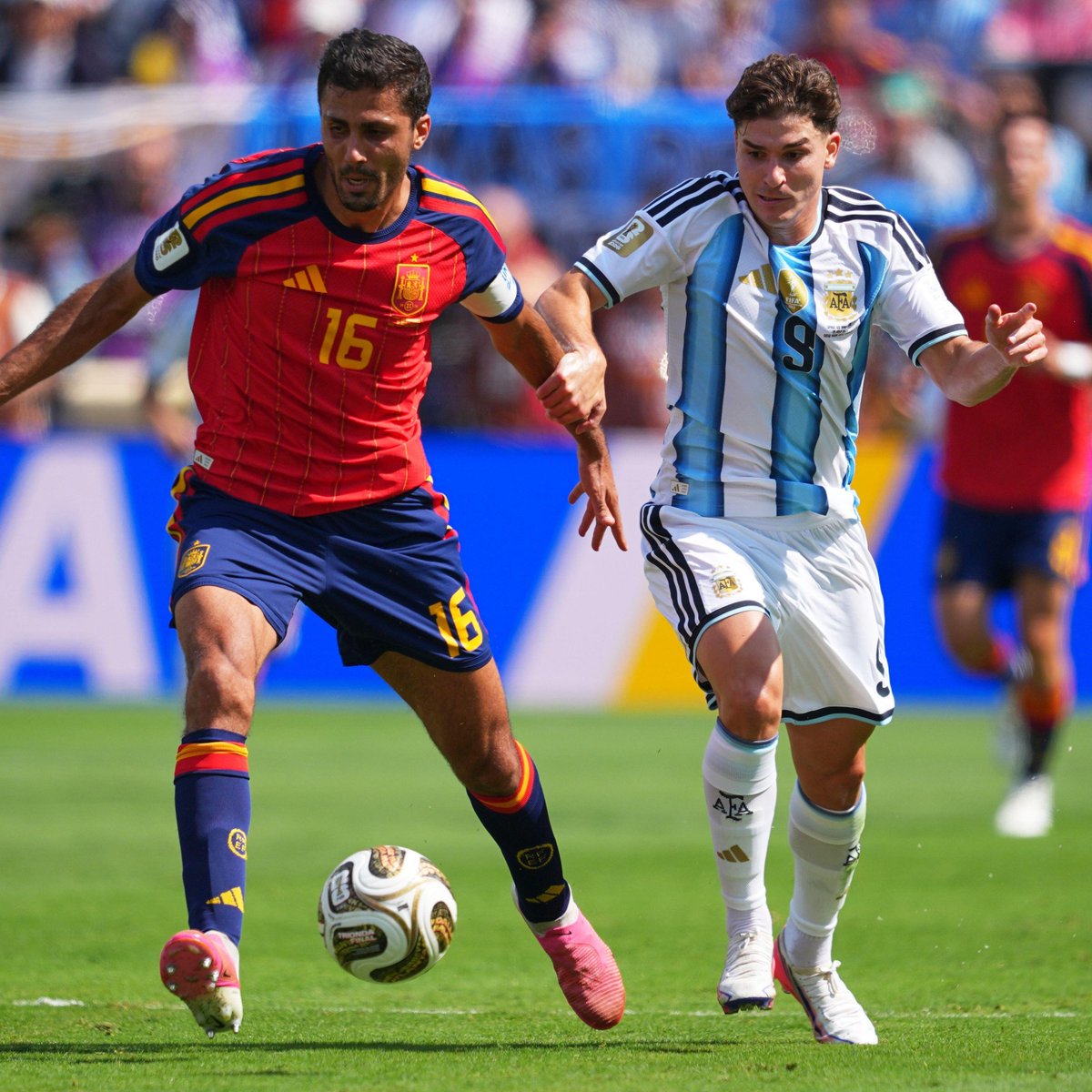Squawka's tweet photo. Rodri's first half by numbers vs. Argentina:

57 touches 
50/52 passes completed (98%)
5 duels won 
3x possession won 
2 tackles 
2 fouls won 
2 fouls committed 

#FIFAWorldCup https://t.co/6rCdpAExfr
