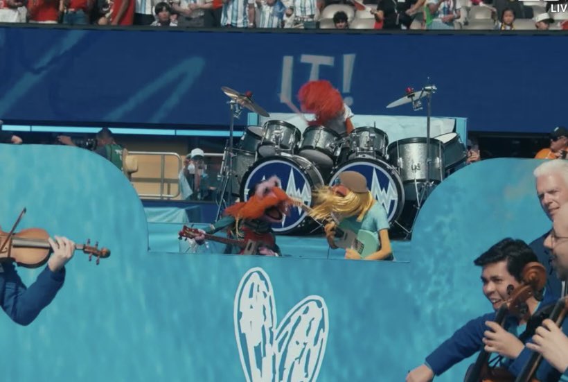 FadeAwayMedia's tweet photo. THE MUPPETS PLAYING AT THE  WORLD CUP HALFTIME SHOW 😭

#Argentina #Spain https://t.co/qCxiu1d208