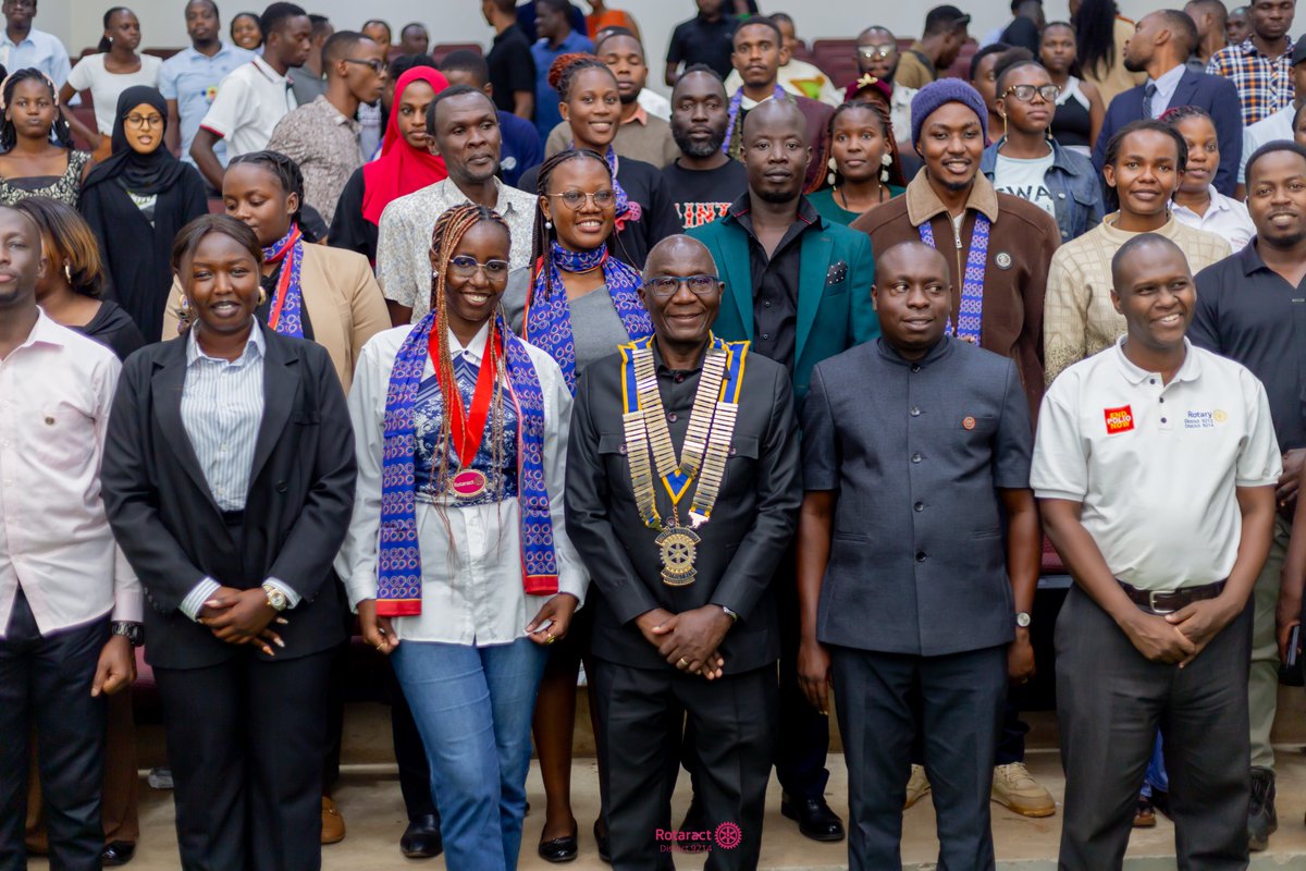 RAC_Bwebajja's tweet photo. Thank you so much, our DG @DGDanielDdam! The incredible love you showed to @RotaractD9214 Central Region Rotaractors was truly inspiring. #Rotaract #D9214 #EachOneEngageForImpact #RotaractBwebajja https://t.co/NiY5t9oGd4