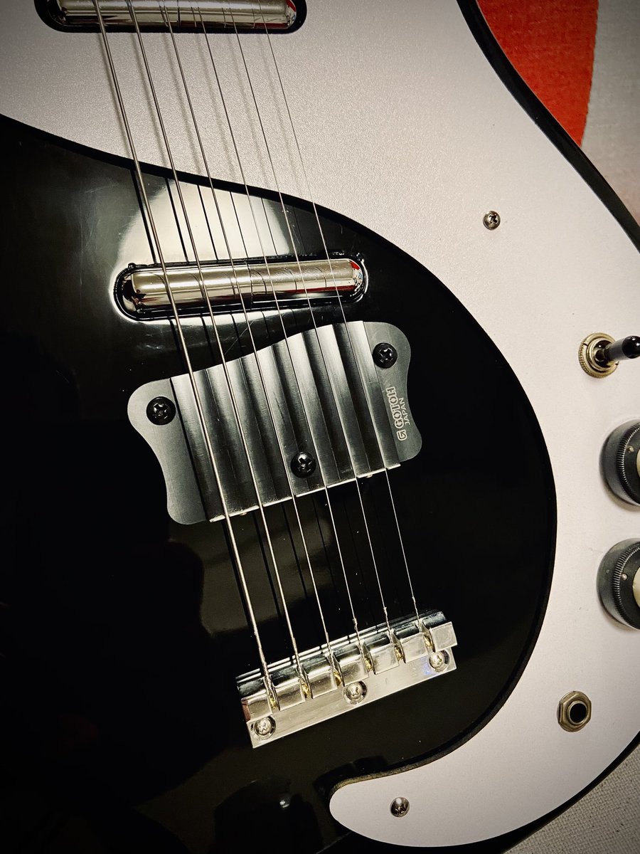 no_punkrock's tweet photo. ダンエレクトロのギターを改造してのエレクトリックシタール…この変なカタチのブリッジであの独特のバズ音を出します…音階はギターのまんま…サイケデリックなトーンがたまらんよ
#danelectro https://t.co/JLTPjME1d8