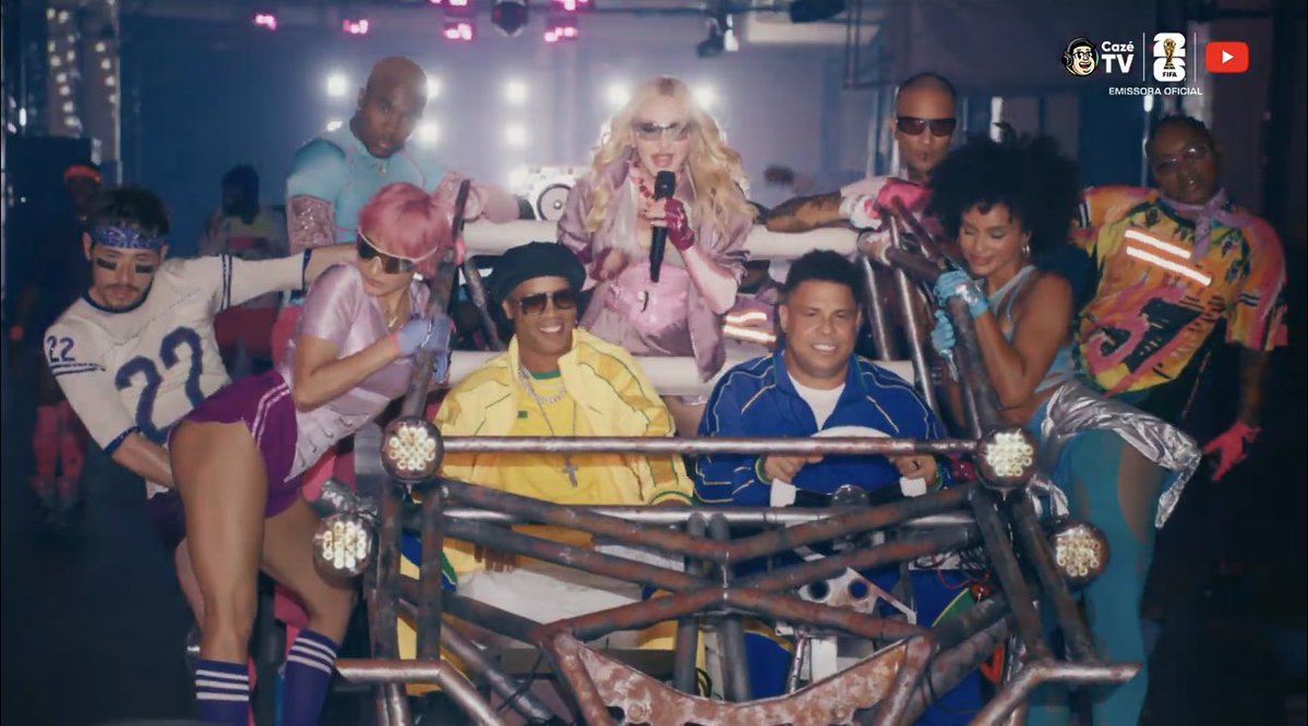 futebol_info's tweet photo. RONALDO FENÔMENO e RONALDINHO GAÚCHO dando uma carona para MADONNA no show do intervalo da Copa do Mundo.

📸 Reprodução/CazéTV https://t.co/tOIwkBohTB