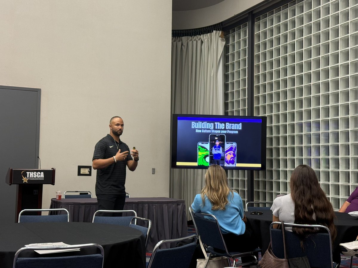 CoachBence's tweet photo. Catching @CoachQ33 give his session on "Building The Brand"

#THSCACOACHINGSCHOOL
#THSCABRANDAMBASSADOR
@THSCAcoaches https://t.co/zVpndRFK34