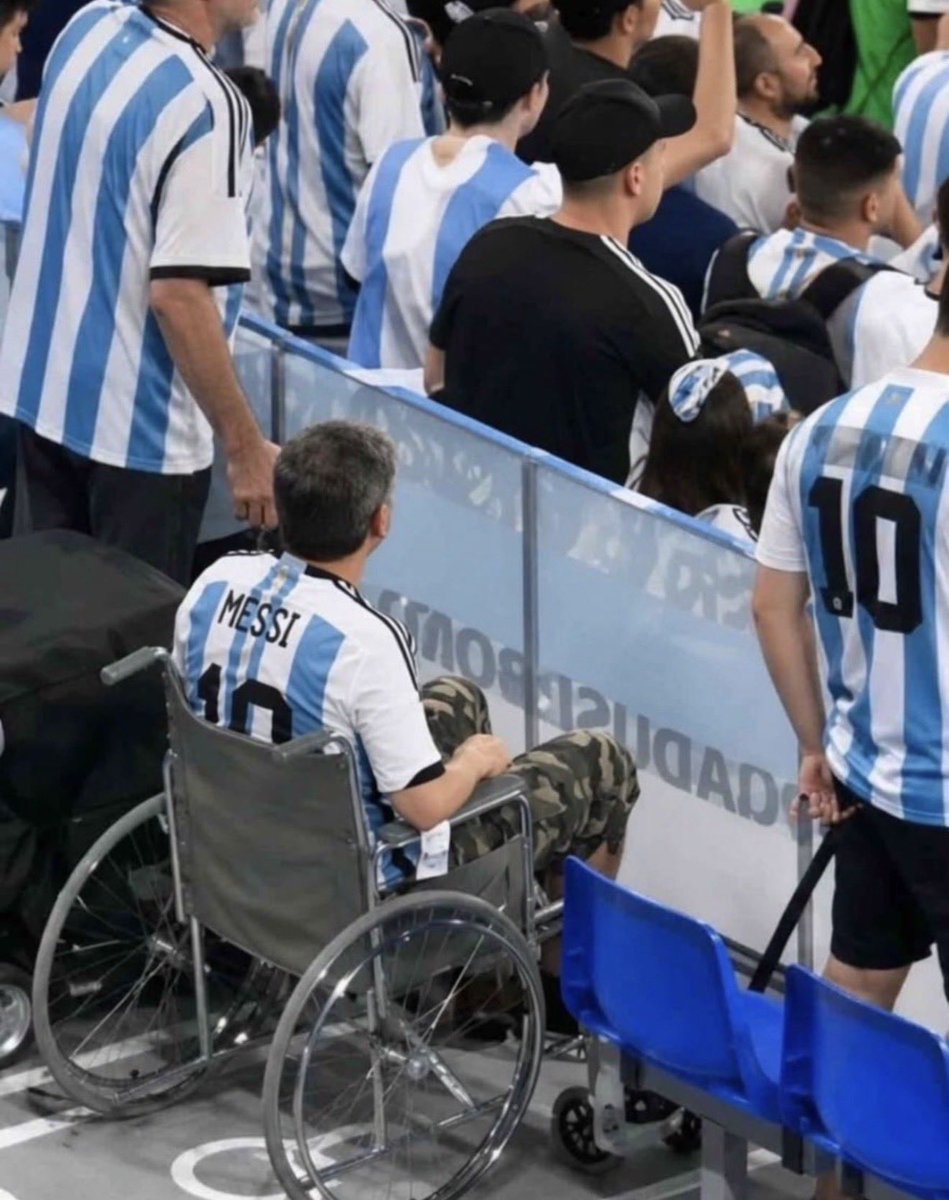 NoContextHumans's tweet photo. A Messi miracle https://t.co/xxlYI2LxMI