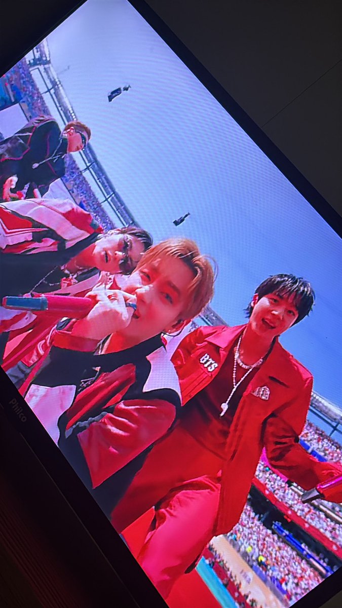 lilissafrufru's tweet photo. BTS na final da copa do mundo https://t.co/40JgHKLsVk