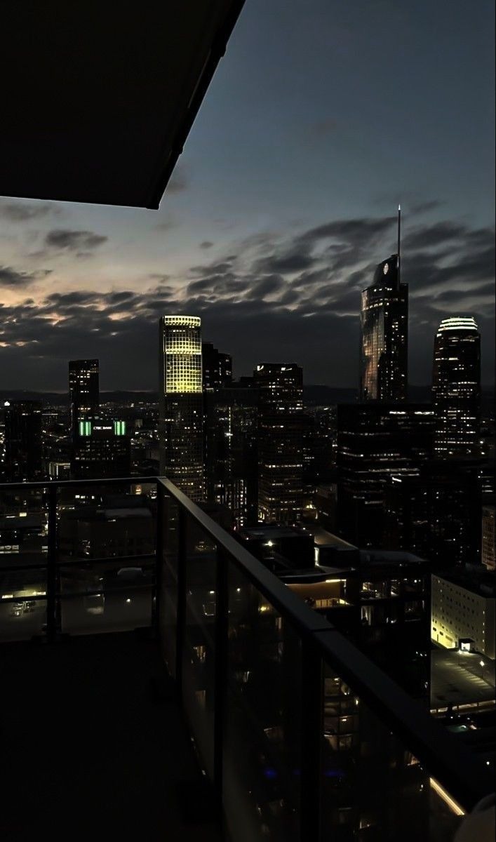 LetishaMed58764's tweet photo. A small fire waits, as if it''s been here before. 🌆. Certain air smells like childhood. https://t.co/NhCgn5Q4AH