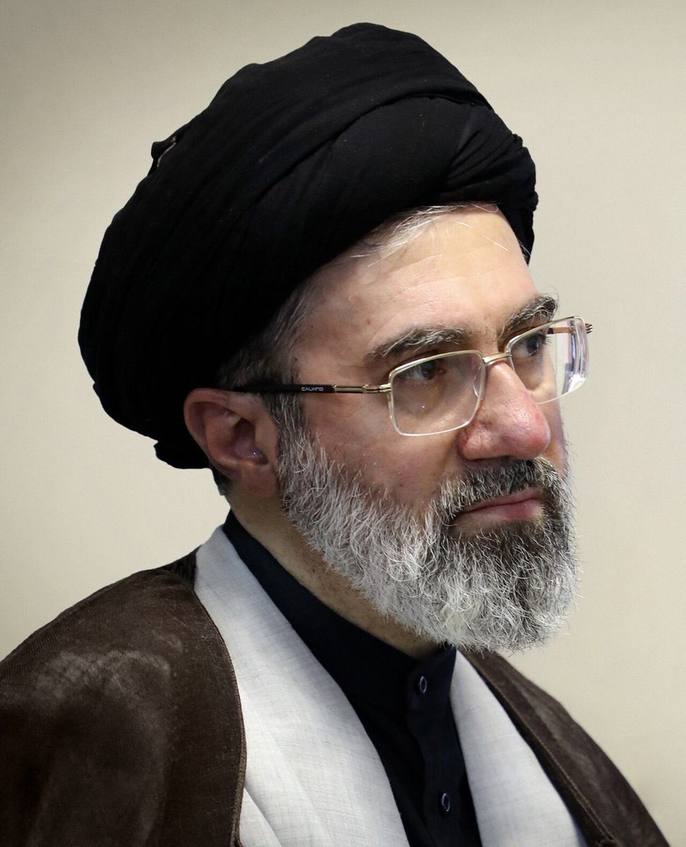 Ghasem14126194's tweet photo. او وارث آل نبی و جانشین راستین امامان ماست، #لبیک_یا_خامنه_ای https://t.co/Mc51GqKJHo