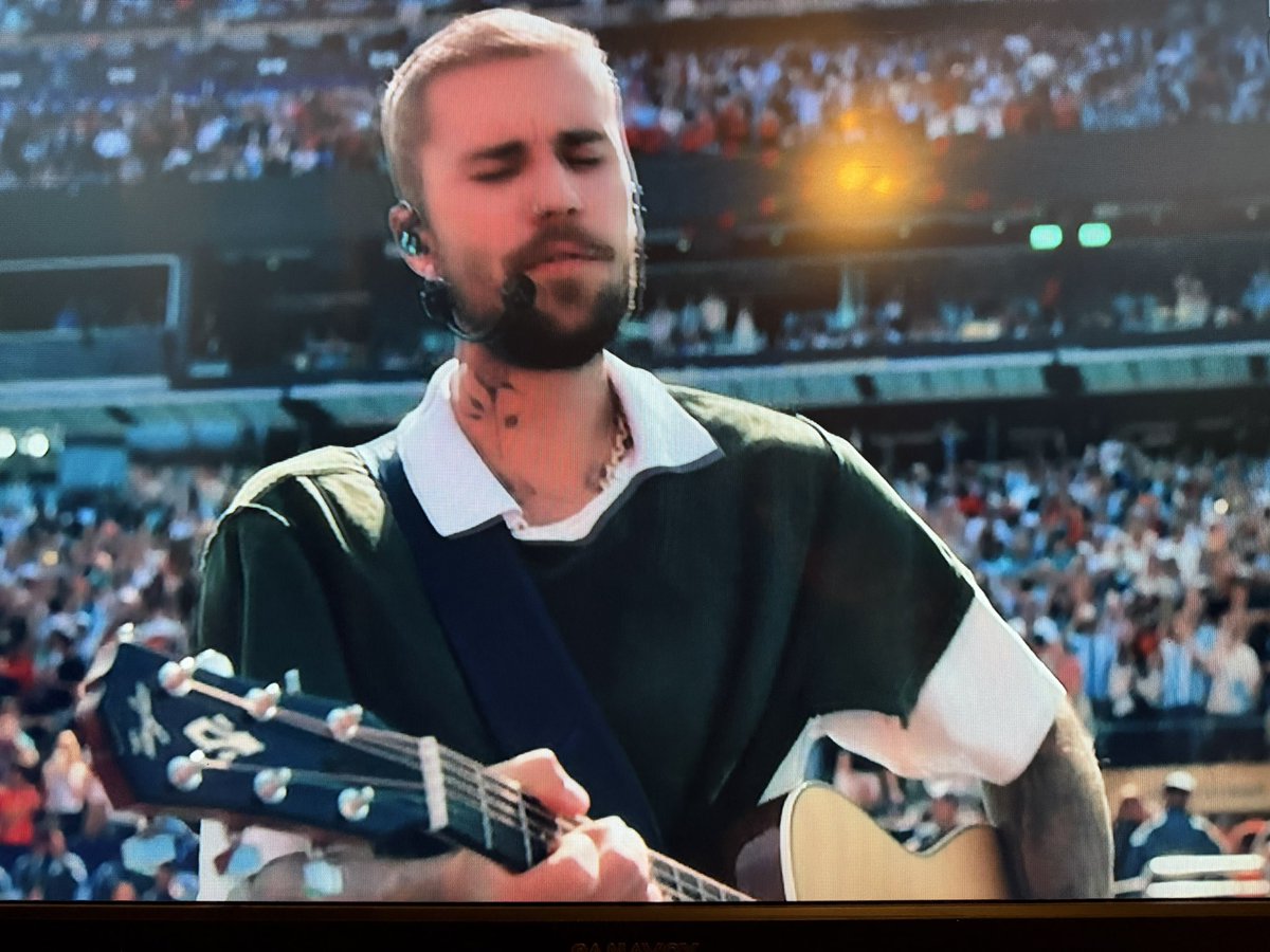JBNewsES's tweet photo. ¡Comienza Justin a cantar! https://t.co/XfzEmW4xBb