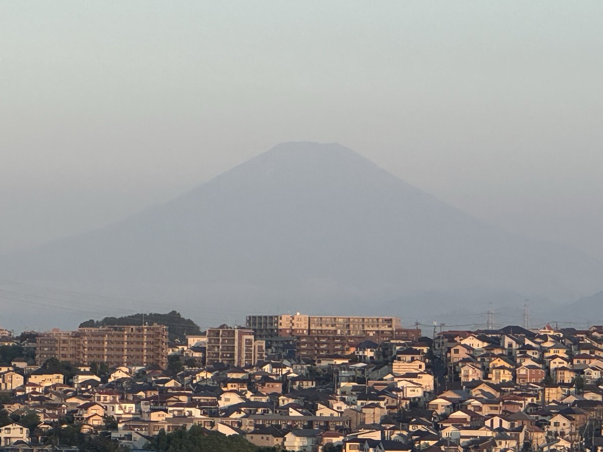 yukanfuji_hodo's tweet photo. おはようございます！
今朝の富士山です。
ワールドカップは現在、ハーフタイムらしいです。
海の日は猛暑予想。
今日もご安全に！ https://t.co/MkdInQ4lpe