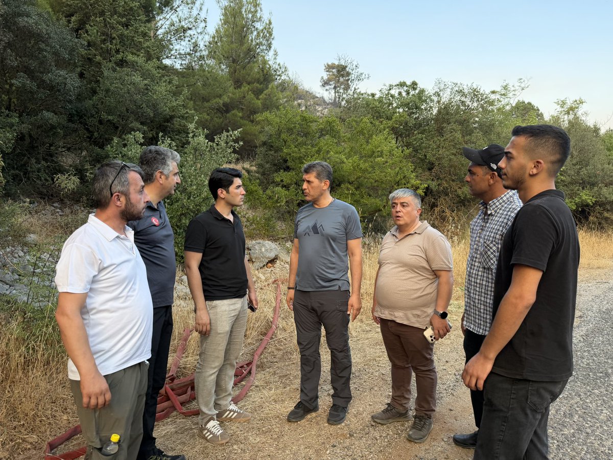 halisgundogdu's tweet photo. Devletimiz tüm kurumları ve ekipleriyle yangını kontrol altına almak için çalışmalarını aralıksız sürdürüyor. İl Başkanımız Sayın Ali Çetin, (@alicetin_07 ) Kaymakamımız ve ilgili kurum müdürlerimizle birlikte yangın bölgesindeki son durumu değerlendirerek yürütülen çalışmaları istişare ettik. 

İnşallah ekiplerimizin özverili mücadelesiyle yangını en kısa sürede kontrol altına alacağız. Rabbim tüm personelimizi muhafaza etsin. Geçmiş olsun Akseki.