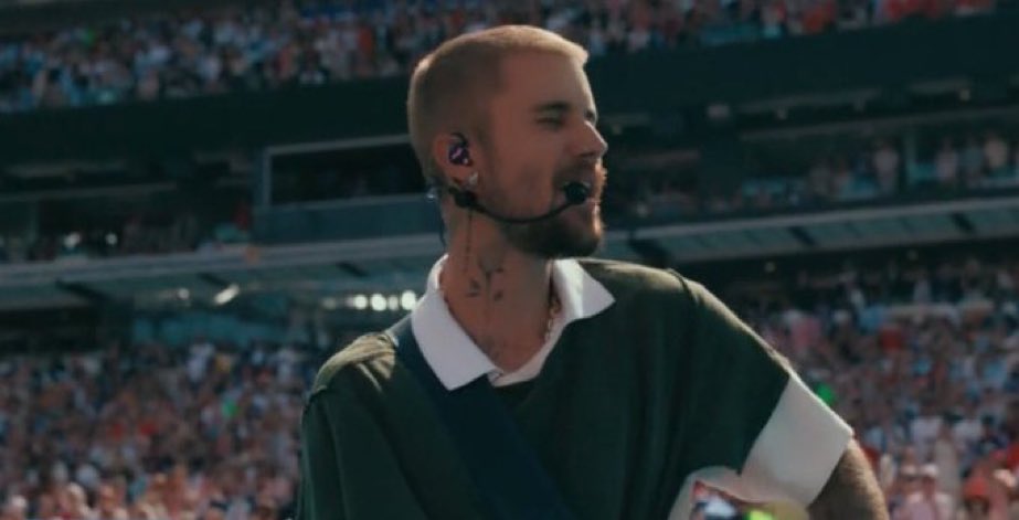datchguy_x's tweet photo. Justin Bieber casually performing to over 80,663 at the World Cup final https://t.co/J2W2Ya0Sxu