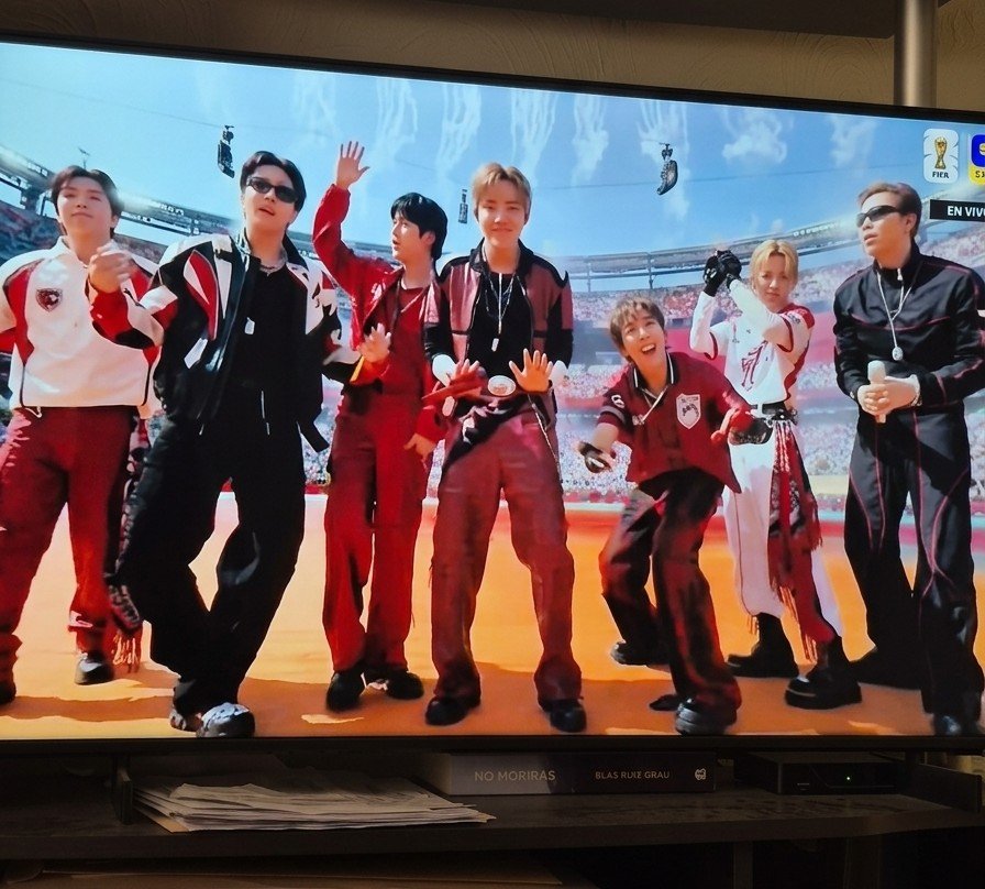 MTNVNT's tweet photo. LOS AMO TANTO, BRILLAN EN CUALQUIER LUGAR 💜✨️

BTS AT WORLD CUP 2026
#BTSxWORLDCUP2026
#BTSHALFTIMESHOW https://t.co/e8LWKXp4UH