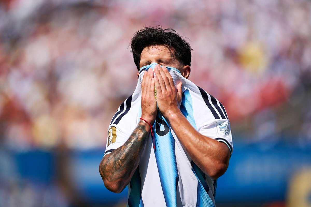 sosyyei's tweet photo. الوحيد الي كان يذبح نفسه بالملعب للارجنتين وميسي😔 يارب فرحنا يارب كأس عالم بالحرام اي شي https://t.co/lFOq8Gdss1