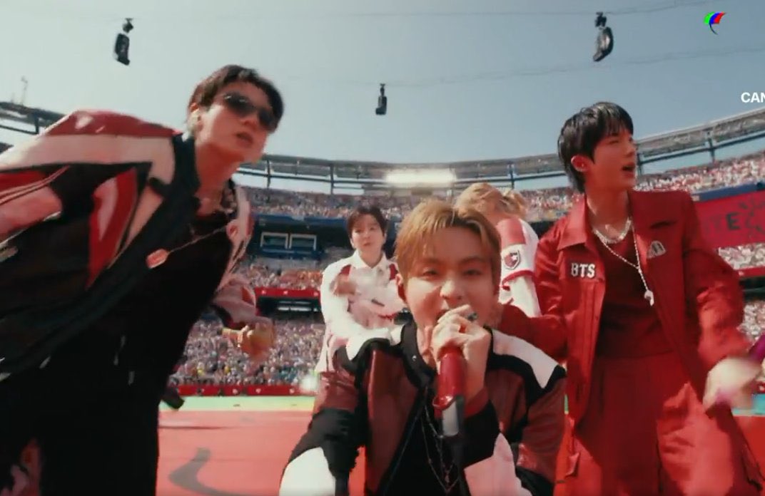 fangirrrrrrrrl's tweet photo. nem nos meu sonhos mais malucos eu esperava ver ronaldo e ronaldinho dirigindo um carro pra madonna seguido do bts cantando com uma banda regida por muppets e o ted lasso chamando o justin bieber pra cantar gospel https://t.co/l2Pgndy42X