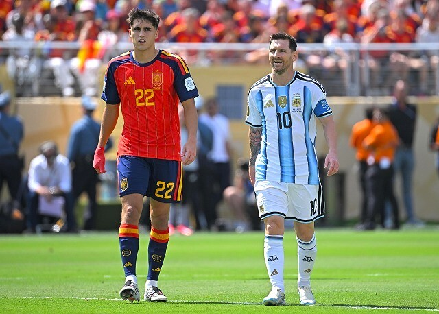 livedoornews's tweet photo. 【北中米W杯決勝】アルゼンチン、スペインともに前半はゴールを奪えず…0－0で折り返す
https://t.co/WcsMOSK4zP

39歳の英雄メッシが牽引する前回王者のアルゼンチンと、19歳の新星ヤマルを擁するスペインが対戦している。　前半はスコアが動かず、スコアレスでハーフタイムに入った。 https://t.co/iOq3Cgy3x7