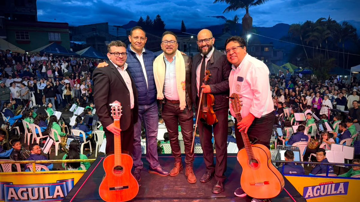 IDECUTCundi's tweet photo. 1/2 🎺 La Banda Sinfónica de Cundinamarca brilló en el III Festival Gastronómico del Amasijo, la Cultura y el Deporte en #Fómeque, acompañando una celebración que reunió a las familias alrededor de la música, las tradiciones y la identidad cundinamarquesa. #Cultura https://t.co/g5Laatnrfu