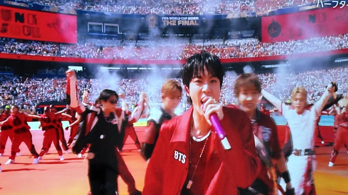 1_BTSjm's tweet photo. すごい！バンタンワールドカップの舞台にいるよ✨⚽️
どうやってヨーロッパから来たの？
寝てないよね✈️
めちゃかっこよかった‼️ https://t.co/4CoMncHdBg