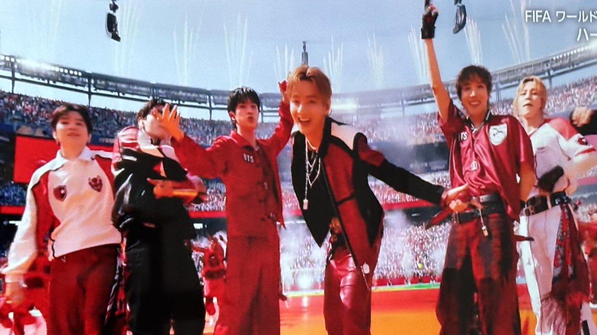 1_BTSjm's tweet photo. すごい！バンタンワールドカップの舞台にいるよ✨⚽️
どうやってヨーロッパから来たの？
寝てないよね✈️
めちゃかっこよかった‼️ https://t.co/4CoMncHdBg