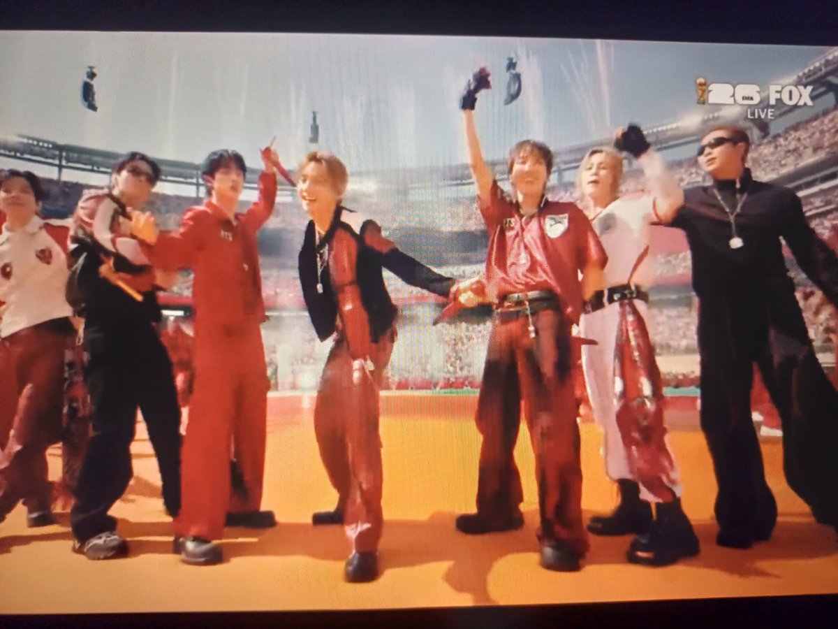 Kashi275's tweet photo. AND DYNAMITE FOR THE WIN QUEEN DYNAMITE 
#FIFA #BTSATFIFA #BTS https://t.co/4wt2XlAtnd