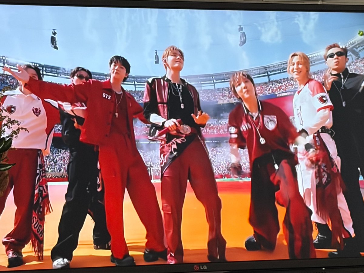 sunflwrgabi's tweet photo. Mis bangtannies los amo con todo el corazón lo hicieron increíble ㅠㅠ son mis personas favoritas gracias por todo su esfuerzo 🫂  #BTSxWORLDCUP2026
“Paris to New York damn my schedule is endless” https://t.co/8HYM7CDeyu